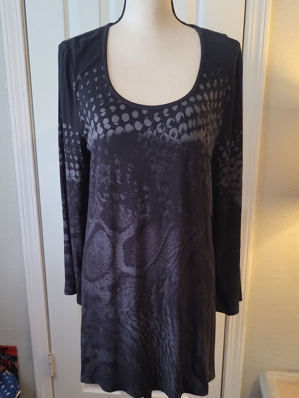 Lynn Ritchie Silver Brand Black Long-Sleeve Scoop Neck Tunic Top